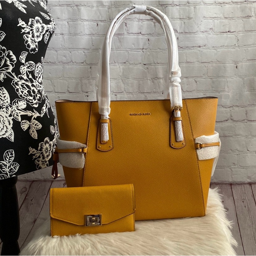 Michael Kors Voyager Tote/Cassie Trifold Wallet